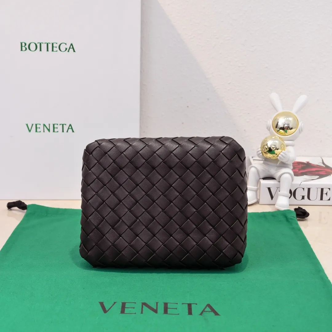 Batch 1760 BV home is new! Andiamo combines Bottega Veneta archives parachute handbags to inherit retro elements and integrate modern trends. The same style as Shu Qi's Beijing Night. It is a continuation of the classic bag. It has three functions: hand carry, shoulder and cross-body. It is embellished with metal brass knot buckles. The capacity of the small one is amazing. It can easily hold sunglasses in a box/small bottle of water/powder powder/charger and other daily necessities when going out. The upper body is versatile. Style number: 6569 Size: 21*17*16.5cm